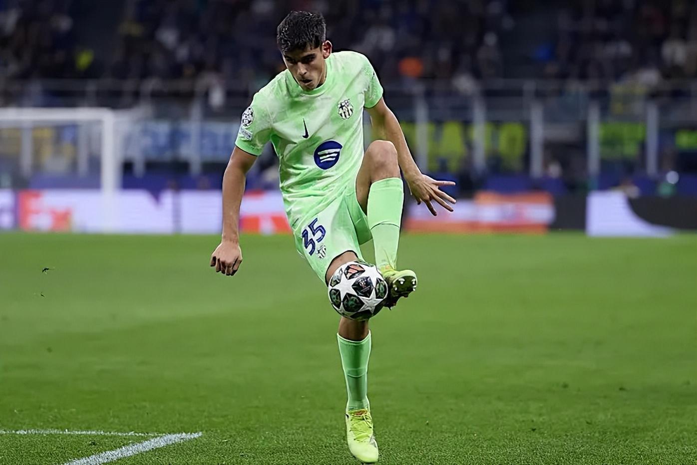 马丁正式进入巴萨一线队，注册手续已完成，改穿阿尔巴18号球衣