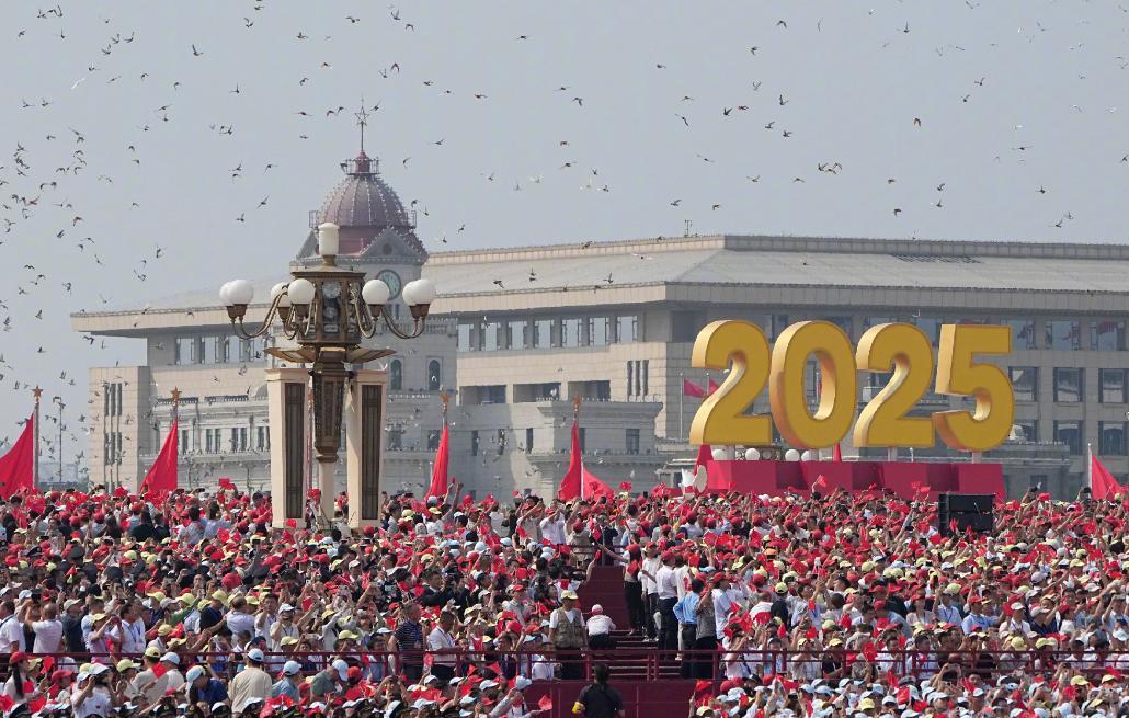 阅兵出现重大失误？导弹挂反、字打错，央视曝真相，涉及82名英烈